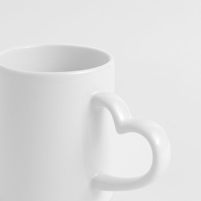 coffee mug with heart handle